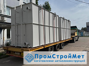 Два стальных бака для хранения жидкости